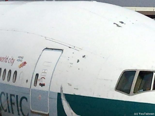 キャセイパシフィックB777塗装剥がれ