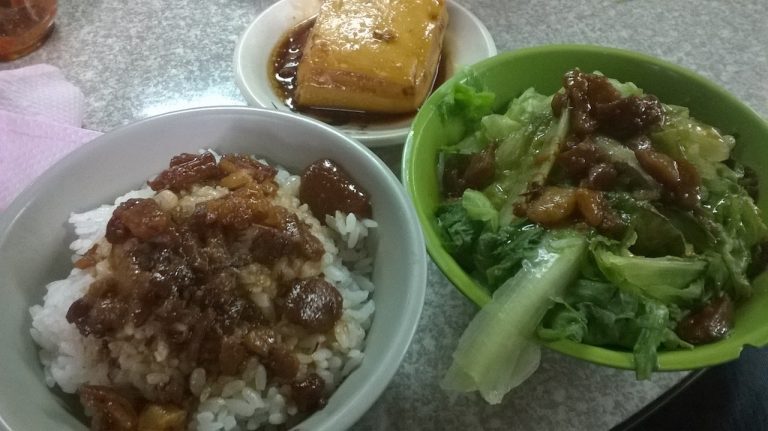 滷肉飯と豆腐、青菜