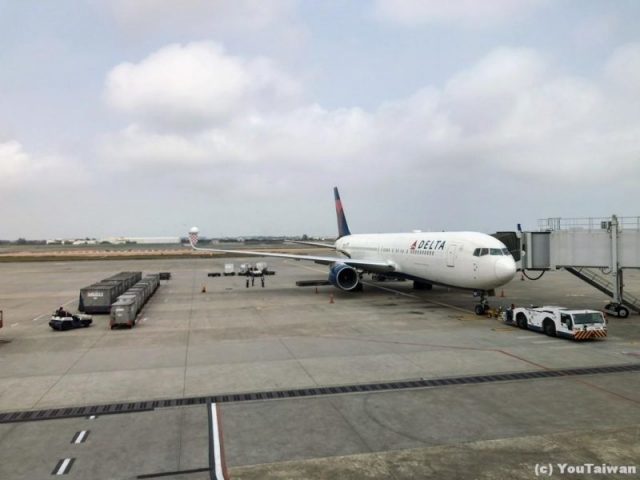 桃園空港にてデルタのB767