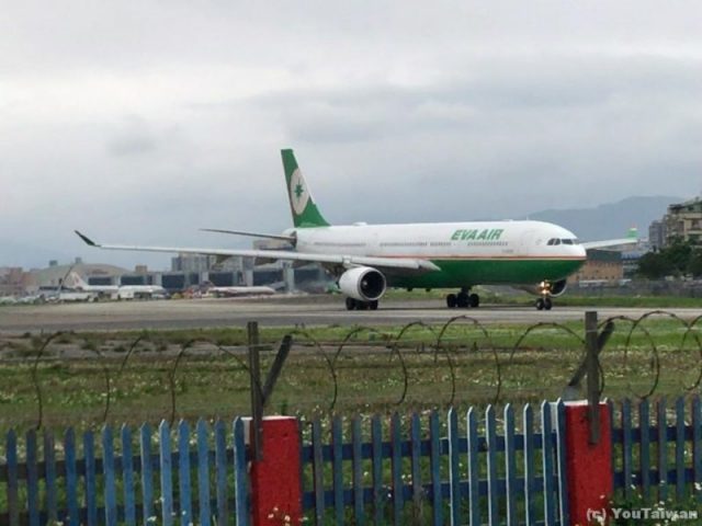 台北松山空港飛行機通りから望むEVA A330