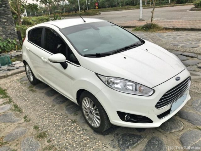 Ford Fiesta 1.0レンタカー