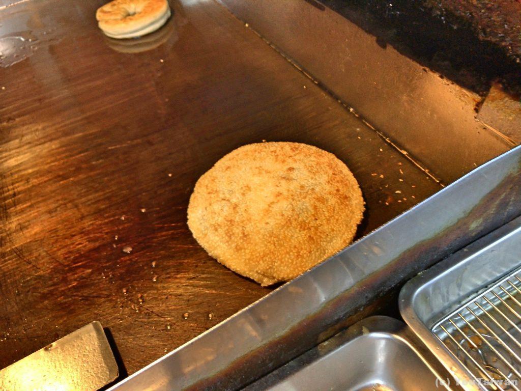 鉄板の上で薄く伸ばした生地を焼きます